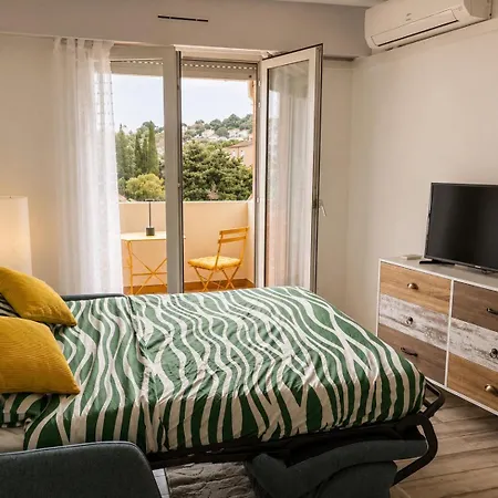 Lovely With Balcony - Location